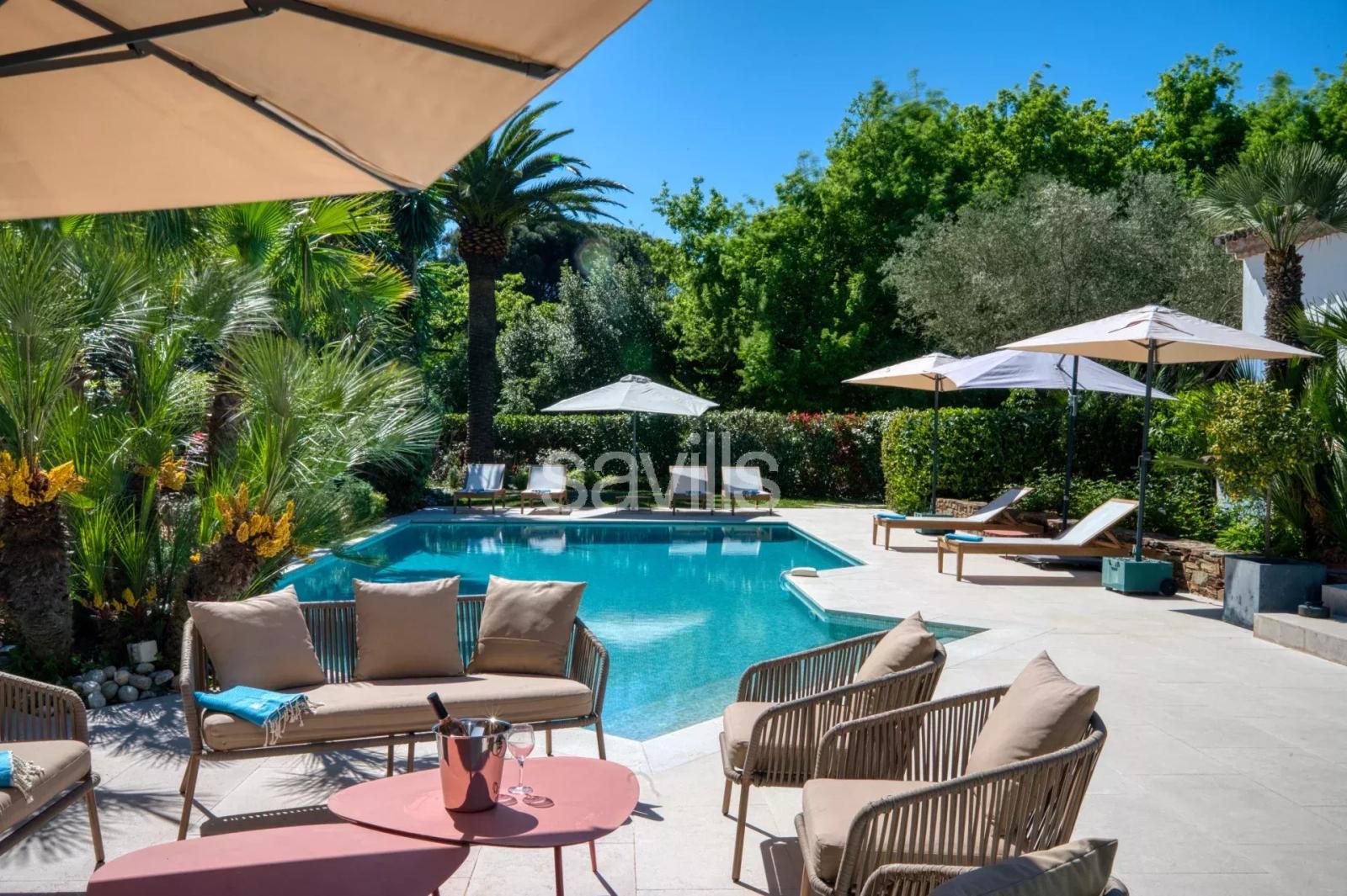 Villa de charme avec piscine et 6 suites proche du centre et accès facile aux plages