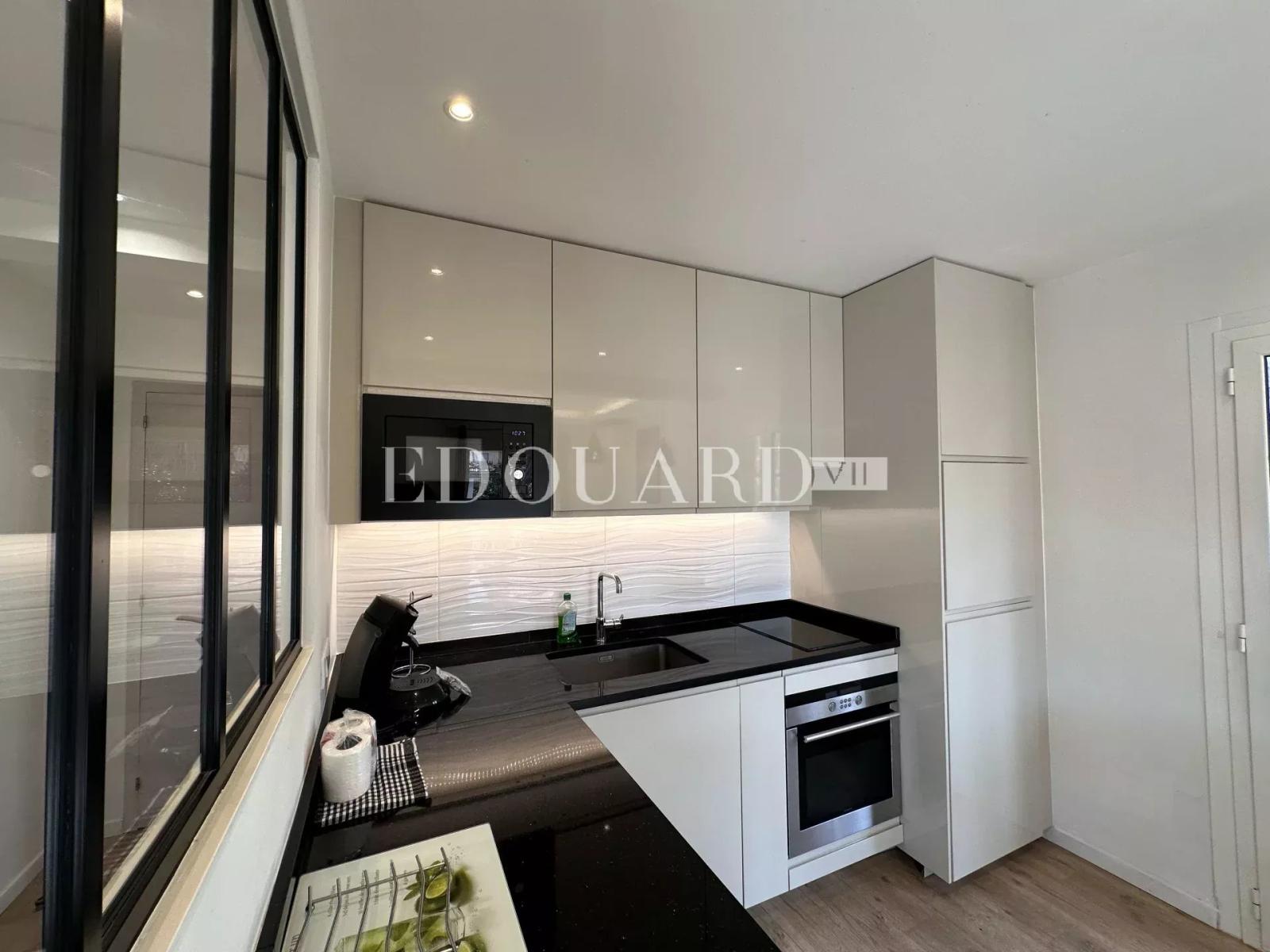 Sur la commune de Roquebrune Cap Martin, superbe deux pièces entièrement rénové avec balcon