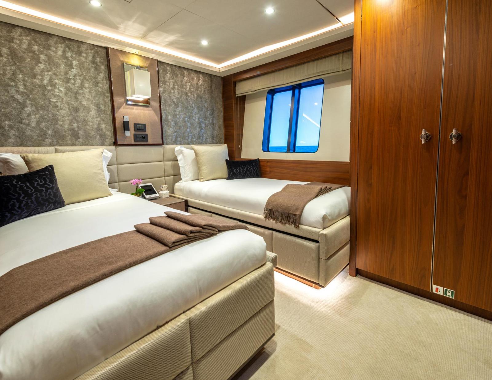 eff2b_8e809_pvu7y_imperial_princess_beatrice_princess_40m_used_yacht_for_sale_superyacht_flybridge_cannes_30.jpg