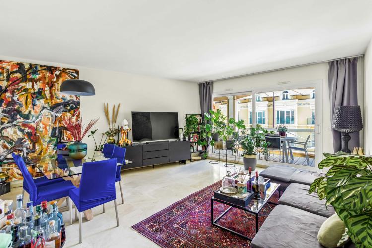 Villa Bianca: Spacieux 3 Pièces à Proximité de Mareterra avec Parking Double & Cave