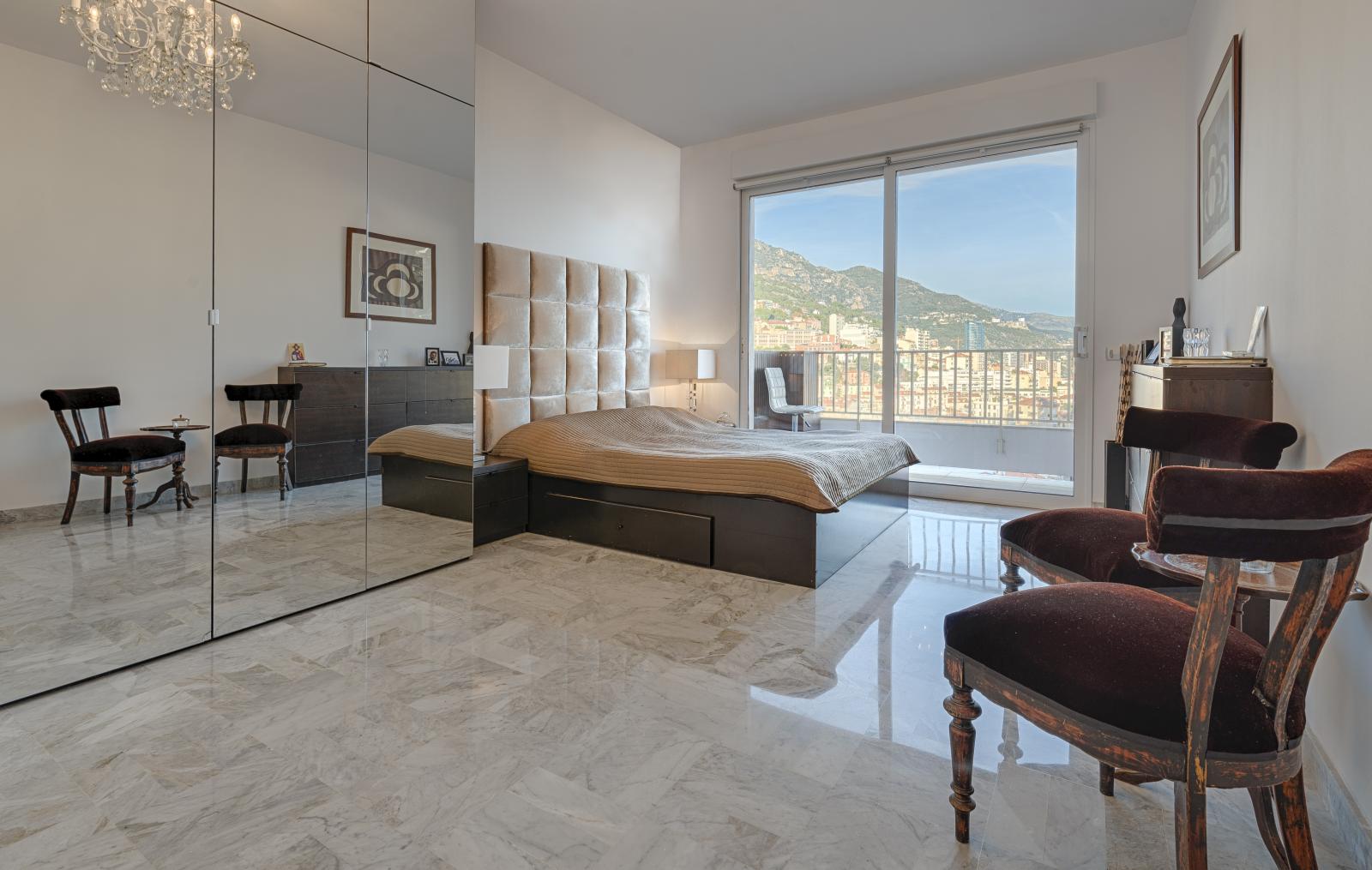 Appartement de quatre pièces en excellent état et élégamment meublé, avec vue sur la mer