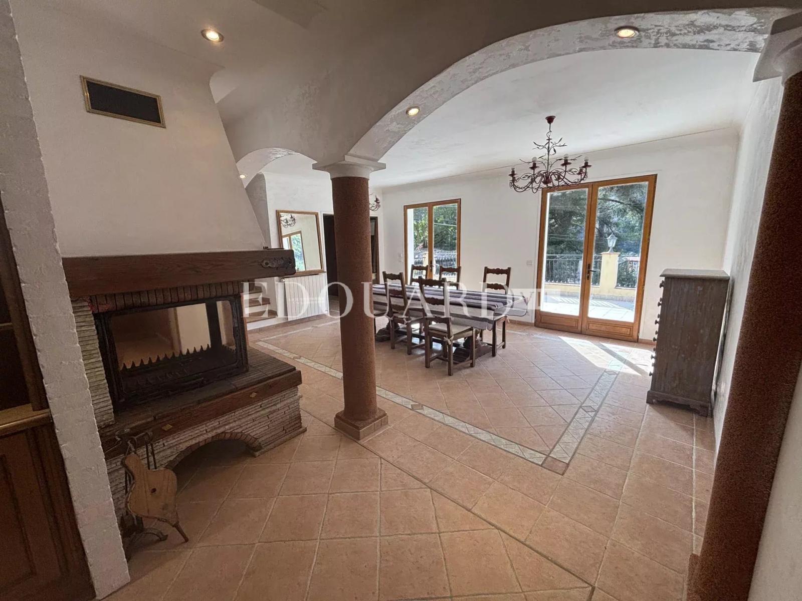 En exclusivité maison provençale à vendre avec appartement indépendante, piscine et grand jardin