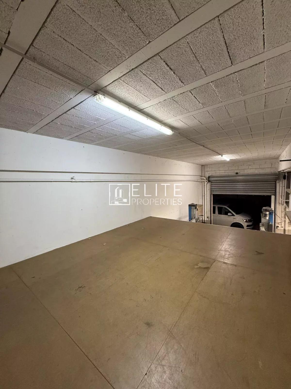 Local commercial de 163 m² avec mezzanine. bureaux et parkings privatifs – Mougins.