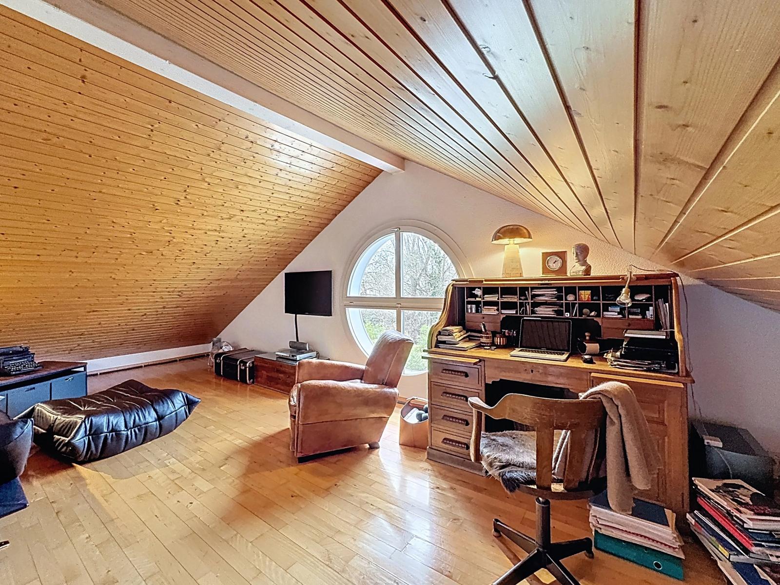 Élégante villa jumelle avec jardin et piscine