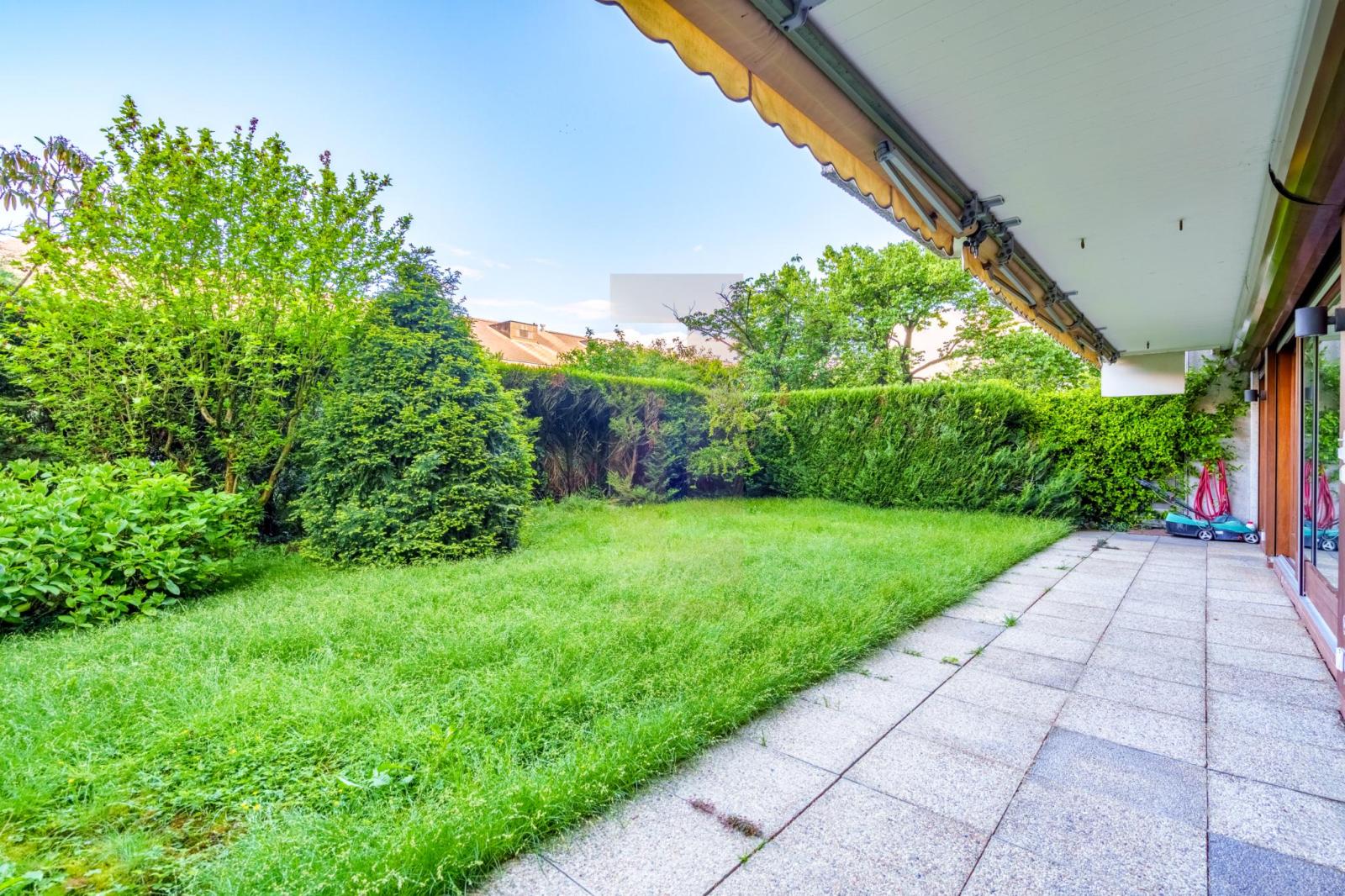 Exceptionnel 6.5 pièces en duplex avec jardin à Champel