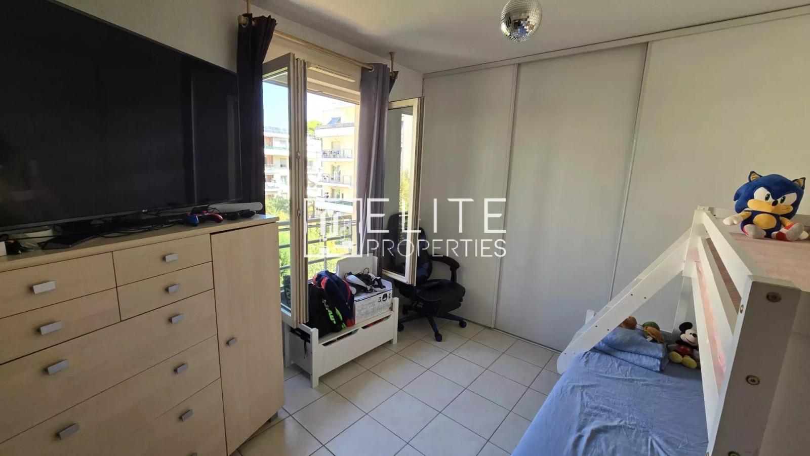 APPARTEMENT 3 PIÈCES  60 m² + 3 PARKINGS – ANTIBES