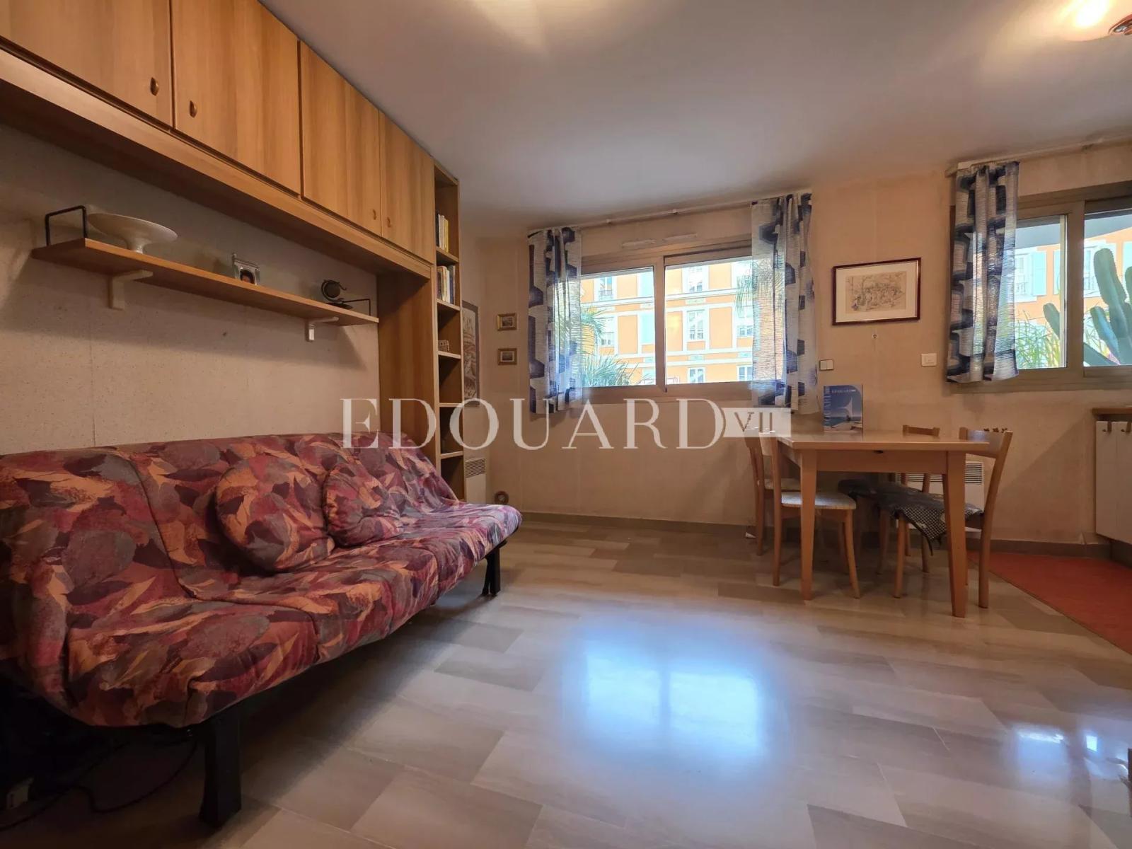 En exclusivité deux pièces en bon état, au premier étage d'un immeuble de standing dans le centre de Menton