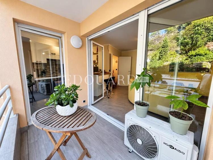 Deux pièces rénové à vendre avec terrasse et cave, au premier étage d’un immeuble moderne