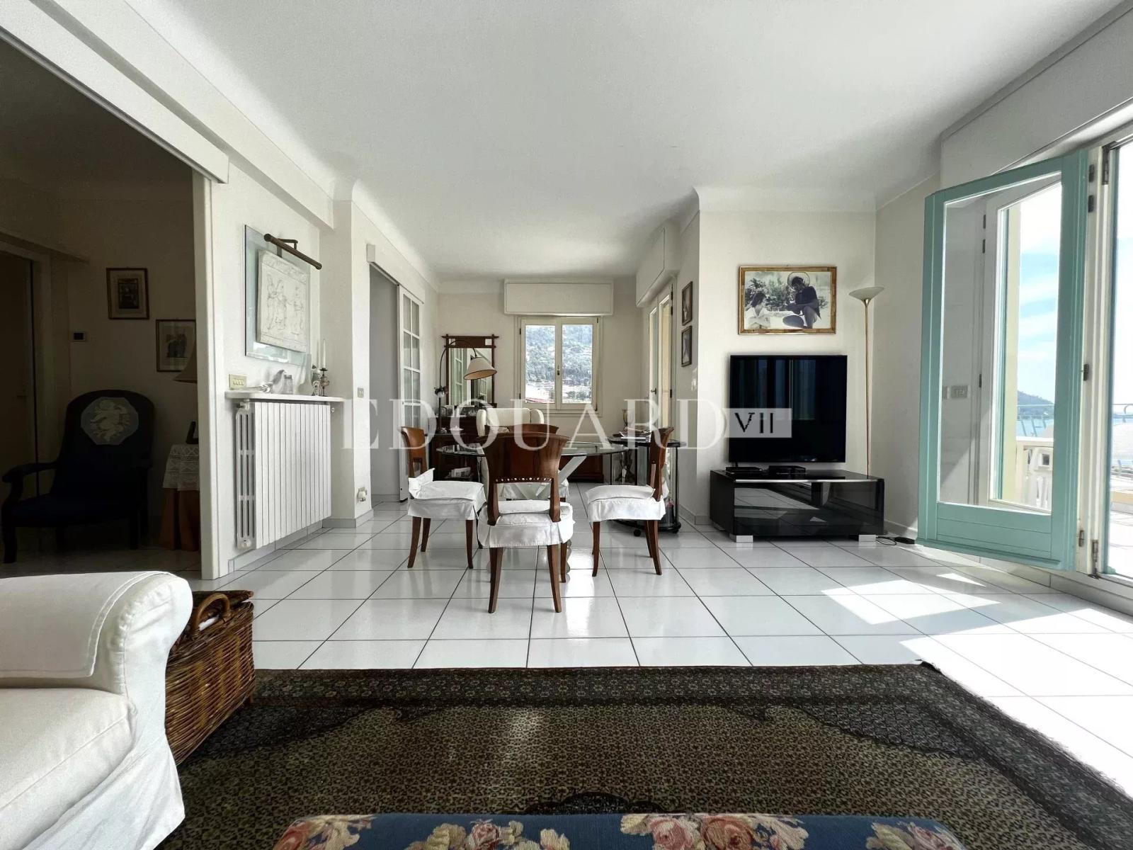 Penthouse avec spectaculaire terrasse et superbe vue mer, au dernier étage d’un splendide immeuble d’époque