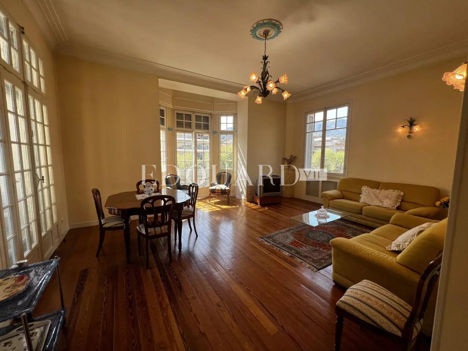 En exclusivité trois pièces à vendre avec belle vue sur la ville jusqu’à la mer, en plein centre de Menton