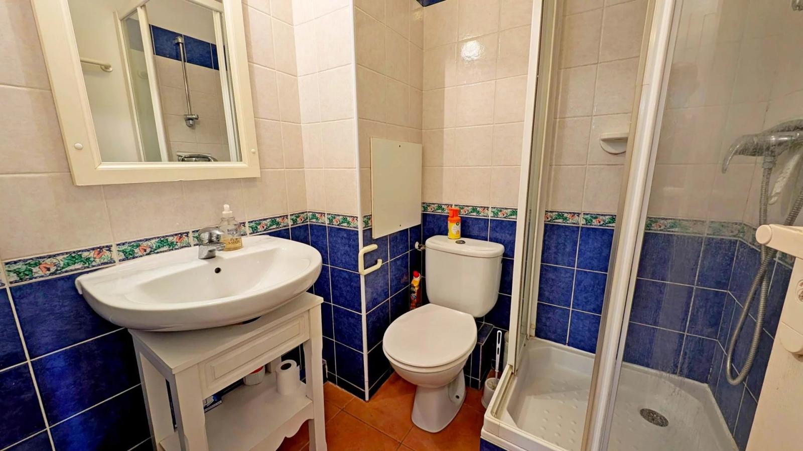 ACHAT SAINT RAPHAEL LE DRAMONT: confortable appartement trois pièces en rez-de-jardin cloturé. Commerces, plage et commodités à pieds