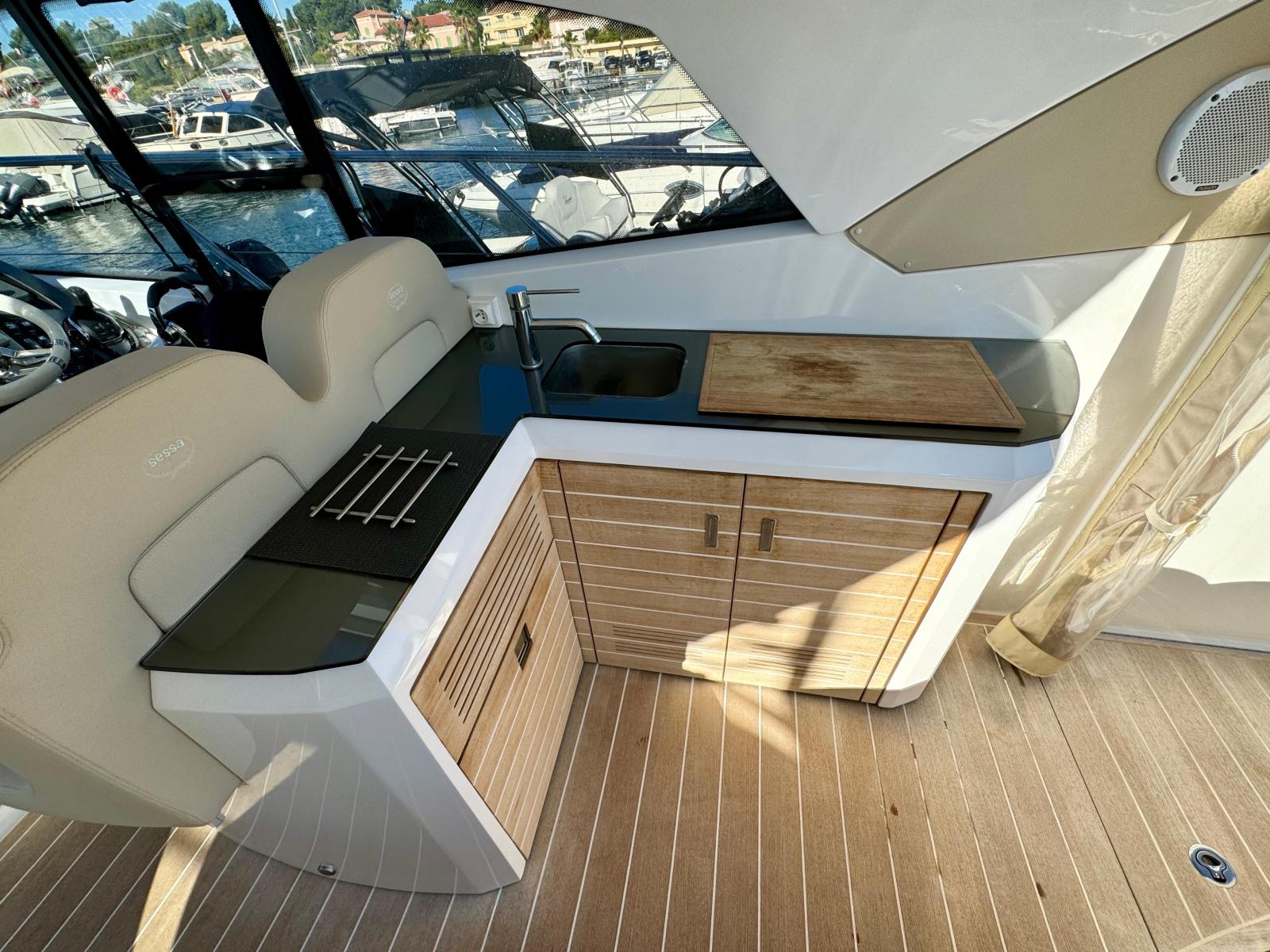 f2a71_5d4ef_29a83_2019-sessa-marine-c44-cruiser-power-9638806-20241218075849723-1_xlarge.jpg