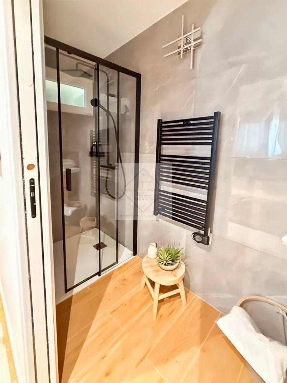 Palm Beach – Superbe 2 pièces entièrement refait Place de l’Étang