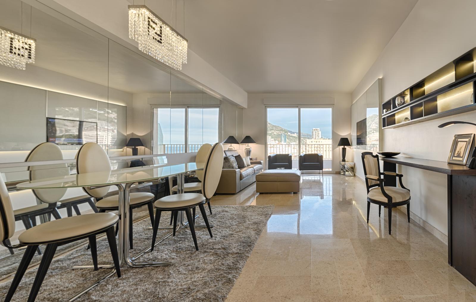 Appartement de quatre pièces en excellent état et élégamment meublé, avec vue sur la mer