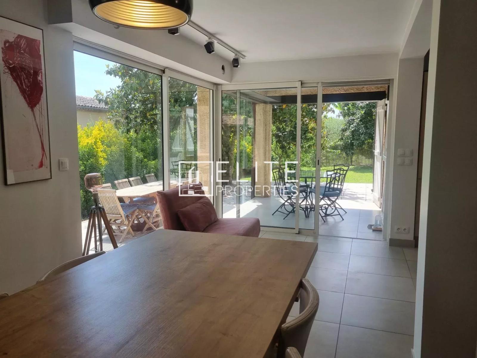 À VENDRE – Maison 5 pièces de plain-pied avec piscine – secteur calme et recherché