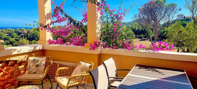 AGAY CAP ESTEREL SUPERBE 2 PIECES AVEC LARGE TERRASSE