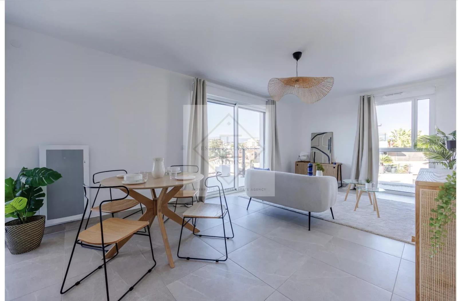 Antibes – Exceptionnelle villa sur le toit avec vue mer panoramique