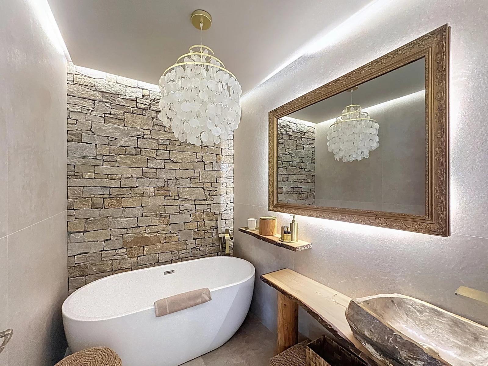 SAINT-TROPEZ — PIEDS DANS L’EAU VUE MER 3 CHAMBRES