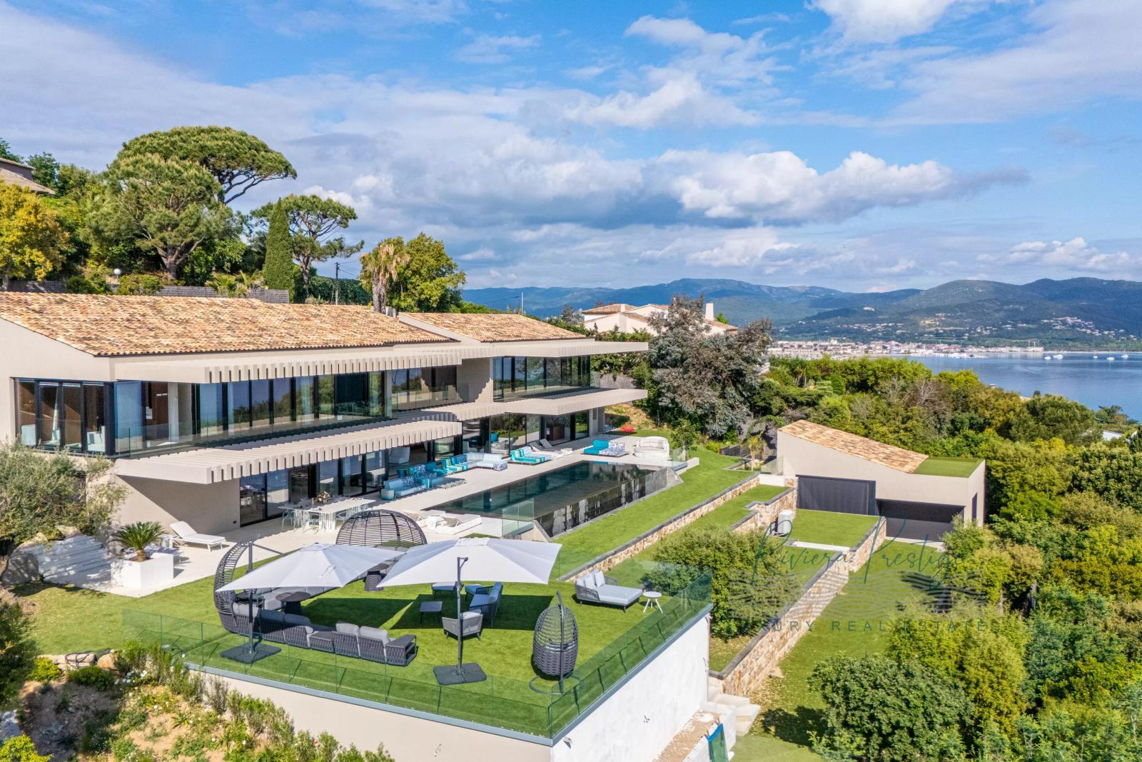 Villa contemporaine avec vue panoramique sur le Golfe de Saint-Tropez – Gassin