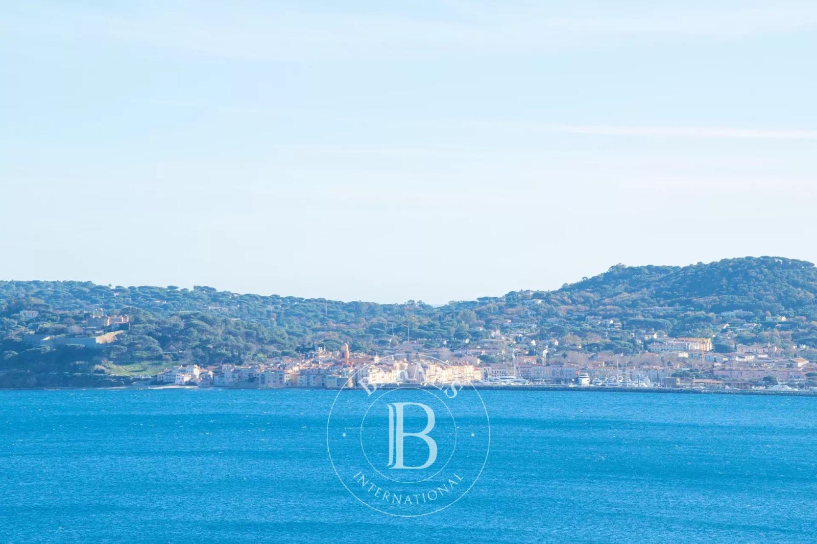 GRIMAUD - VILLA CONTEMPORAINE - VUE MER PANORAMIQUE