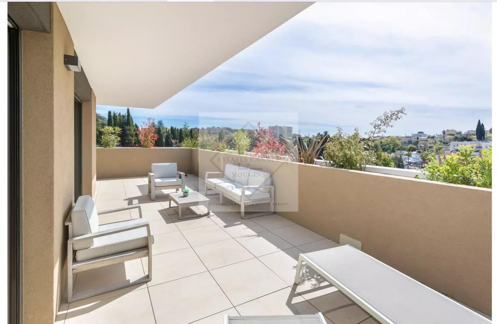Dernier étage – Appartement 4 pièces neuf avec vue mer à Antibes