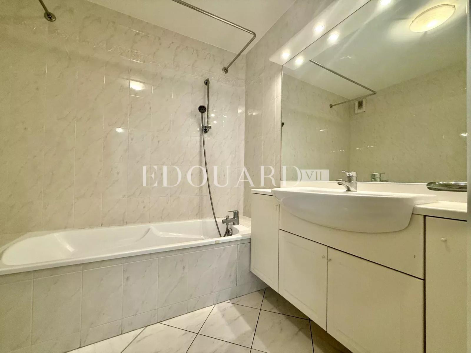 Deux pièces avec terrasse et possibilité parking, dans prestigieux immeuble face aux plages