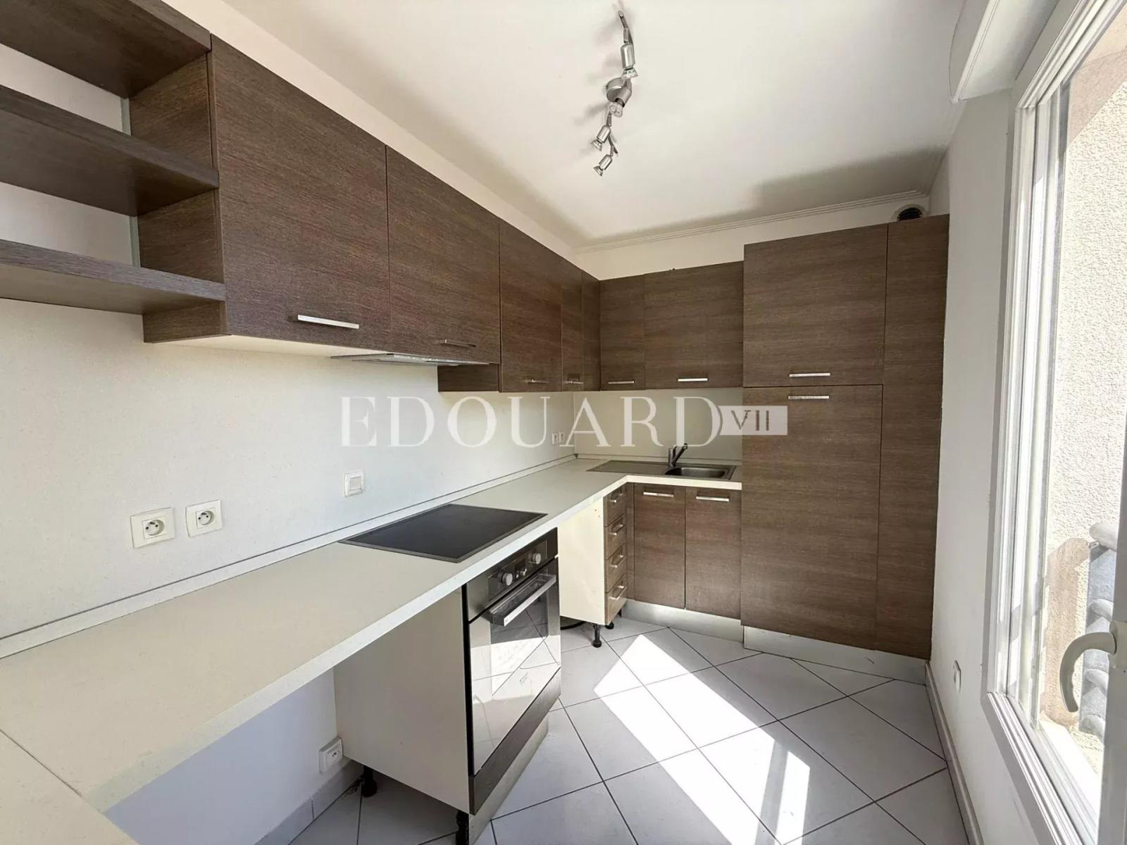 Sur la commune de Beausoleil, beau quatre pièces vide avec terrasse, balcon, cave et double garage