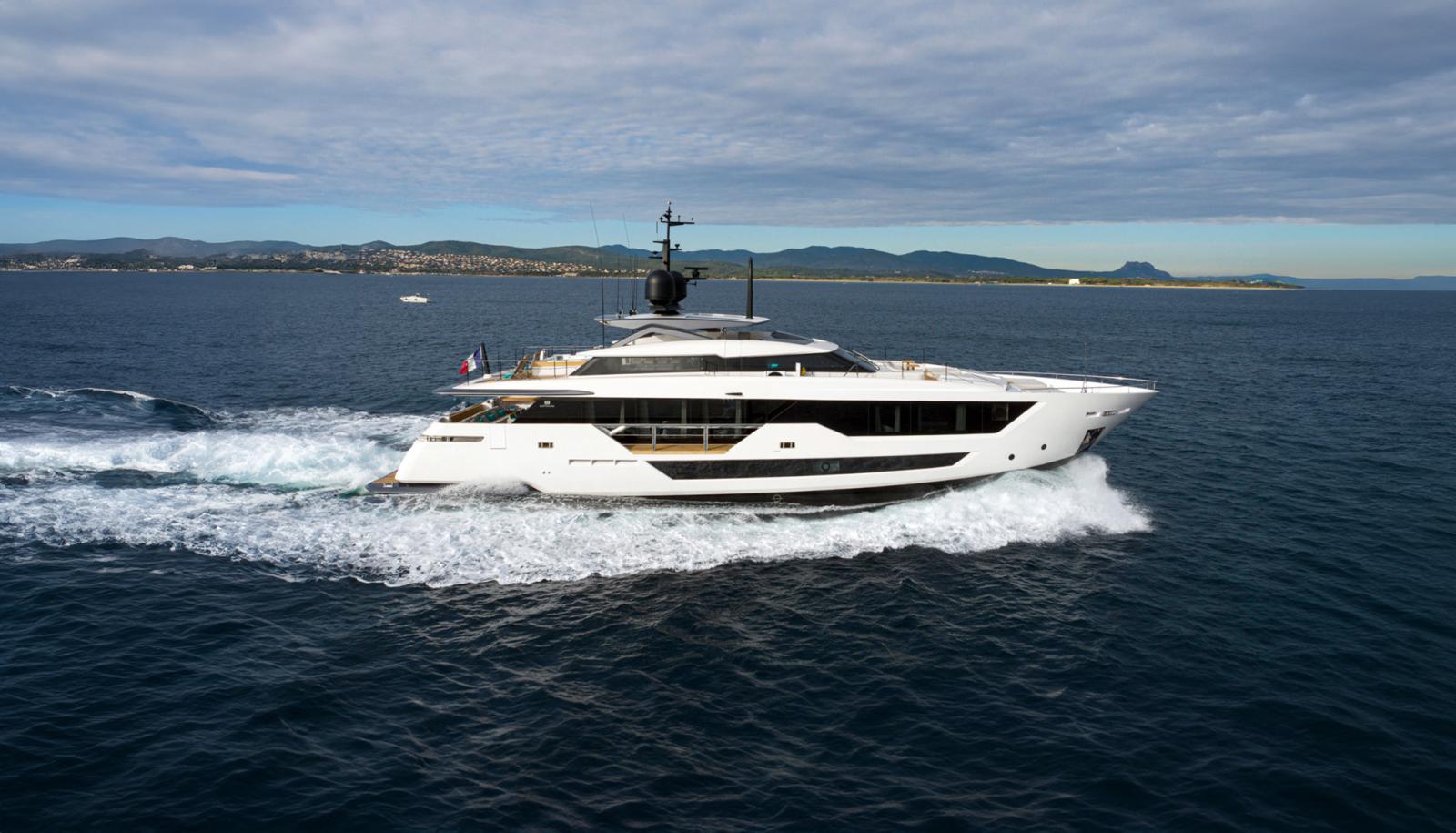 f6a28_14e18_t8tnp_custom_line_106_yacht_a_vendre_for_sale.jpg