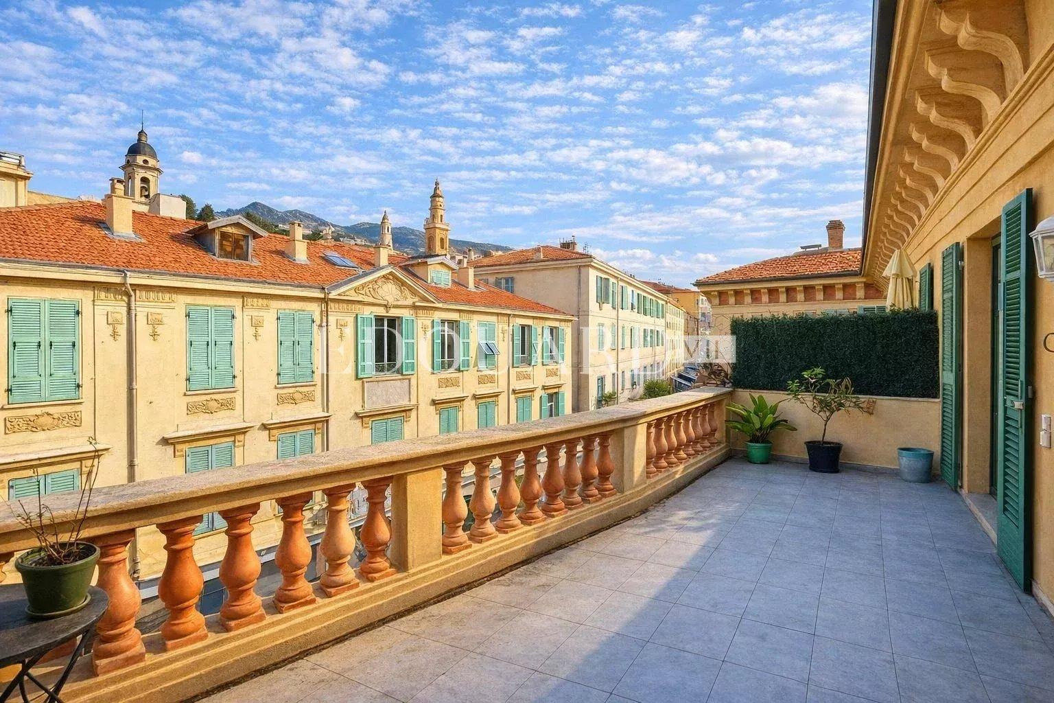 Exceptionnel quatre pièces avec terrasse,  idéalement situé en plein cœur de la zone piétonne de Menton