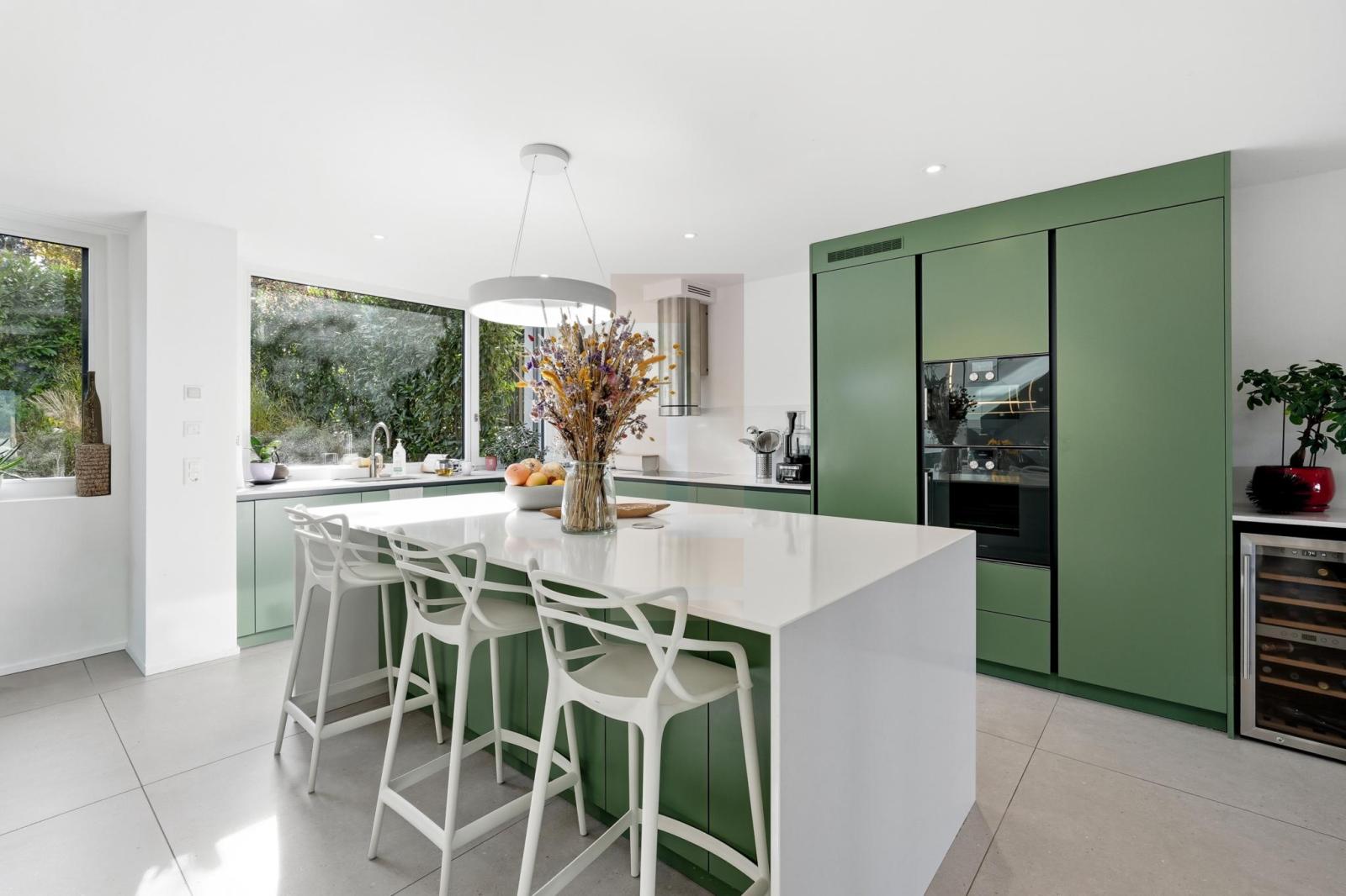 Exclusivité : Maison contemporaine clé en main avec vue lac