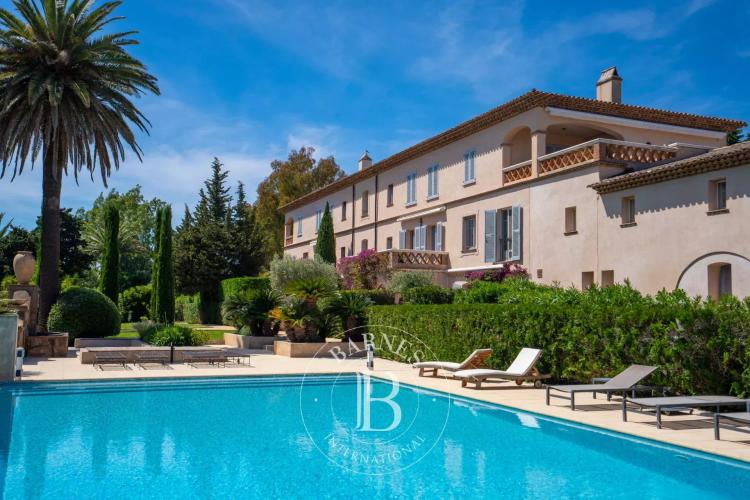 SAINT-TROPEZ - LES PARCS DOMAINE PRIVE - APPARTEMENT AVEC TERRASSE
