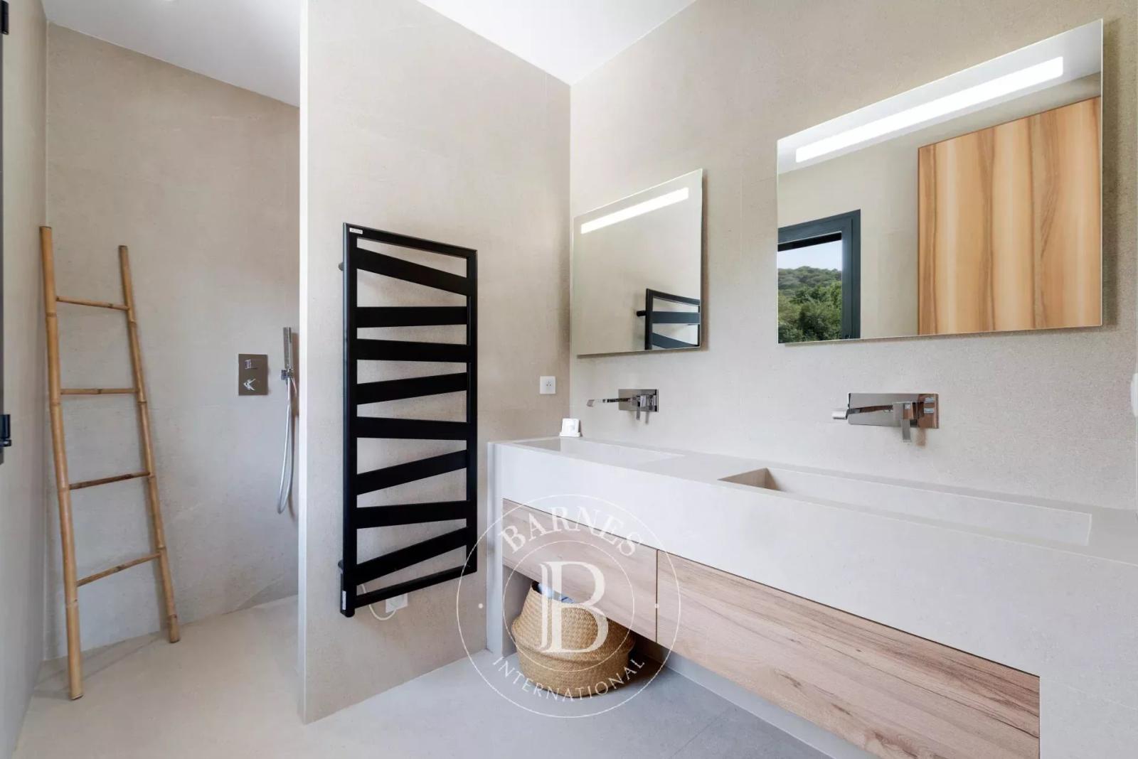Saint-Paul-de-Vence - villa contemporaine avec piscine à deux pas du village