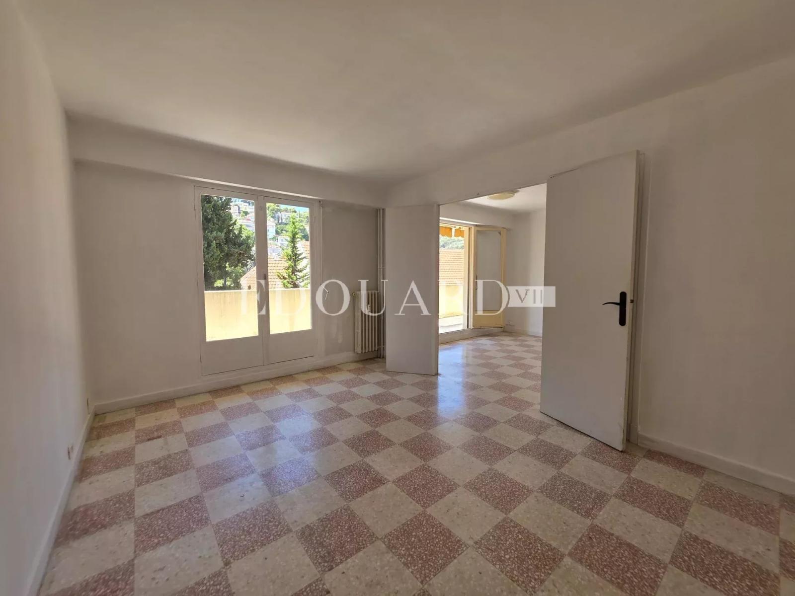 Deux pièces à rénover, avec grande terrasse et agréable vue dégagée, en plein centre de Carnolès