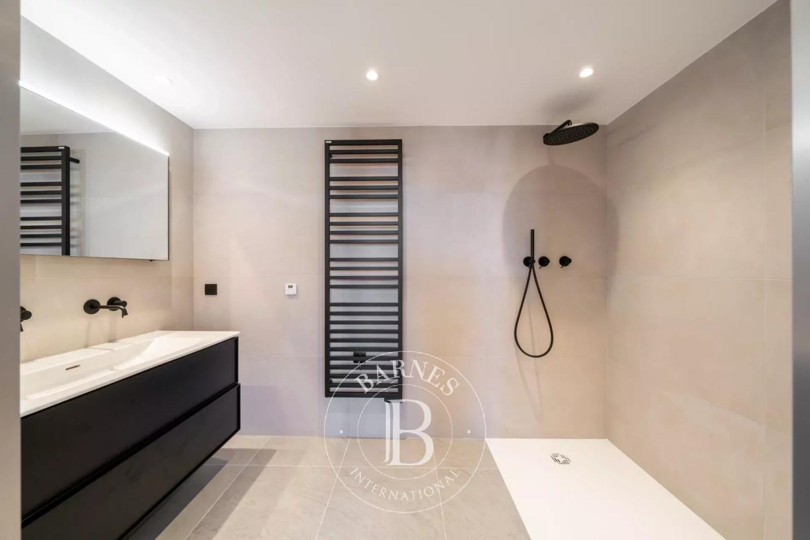 EXCLUSIVITÉ - CANNES ARRIÈRE CROISETTE -  5 PIÈCES - BALCON - APERÇU MER - DERNIER ETAGE