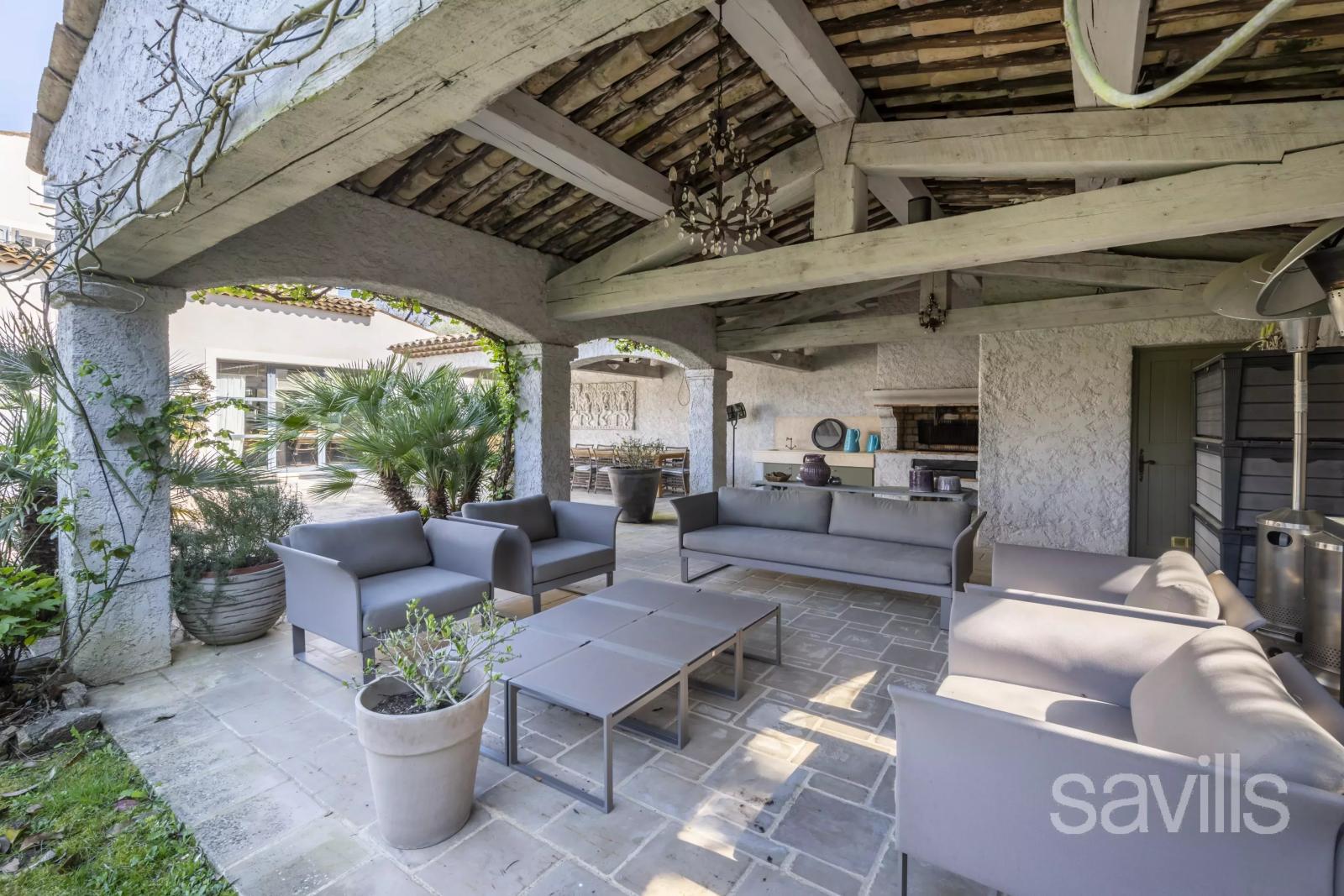 Une Proprieté Majestueuse au Cœur de Valbonne