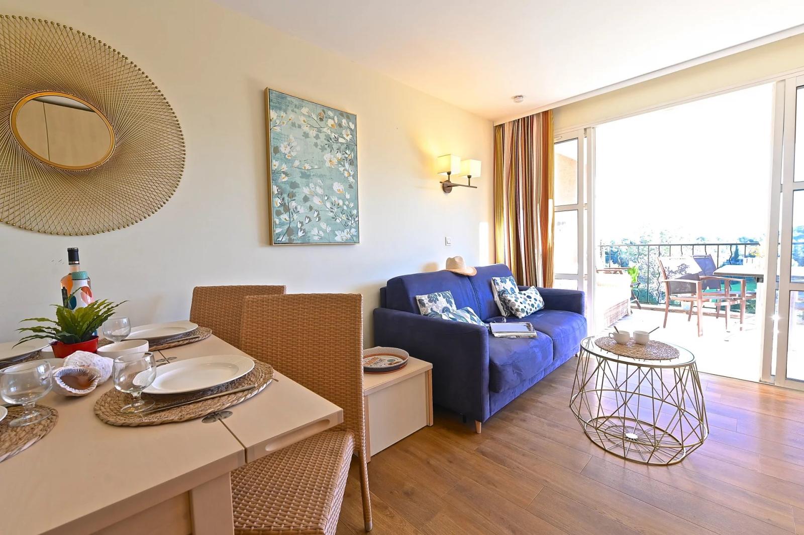 AGAY CAP ESTEREL LE VILLAGE 2 pièces traversant exposé au Sud, vue mer, parking.