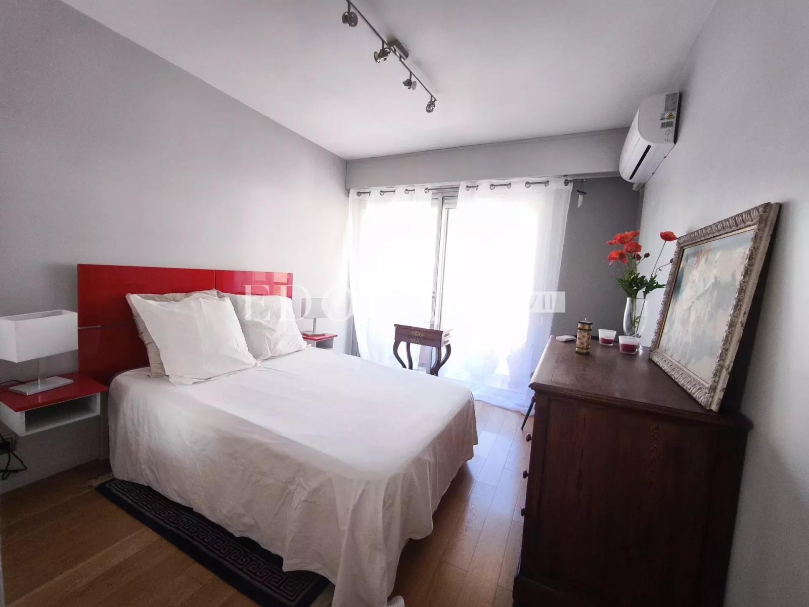 Aux portes de la Principauté de Monaco, superbe trois pièces à vendre avec terrasse et magnifique vue mer