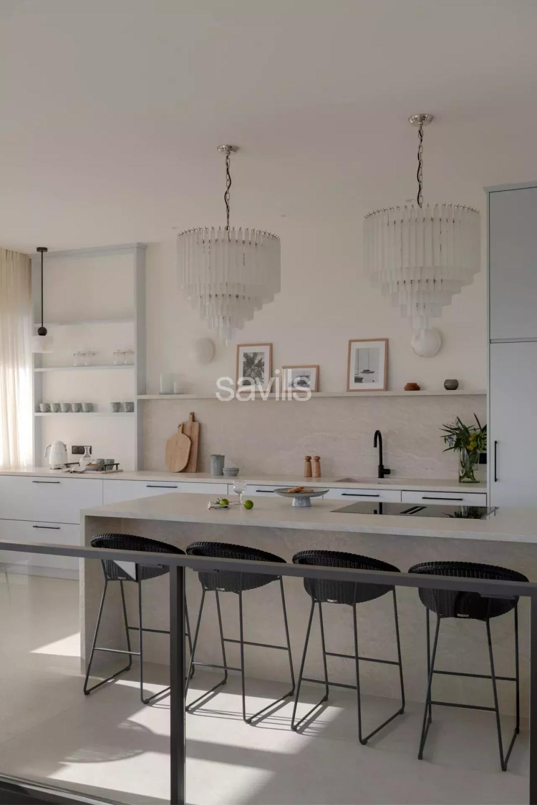 Villa contemporaine avec piscine à débordement et vue mer