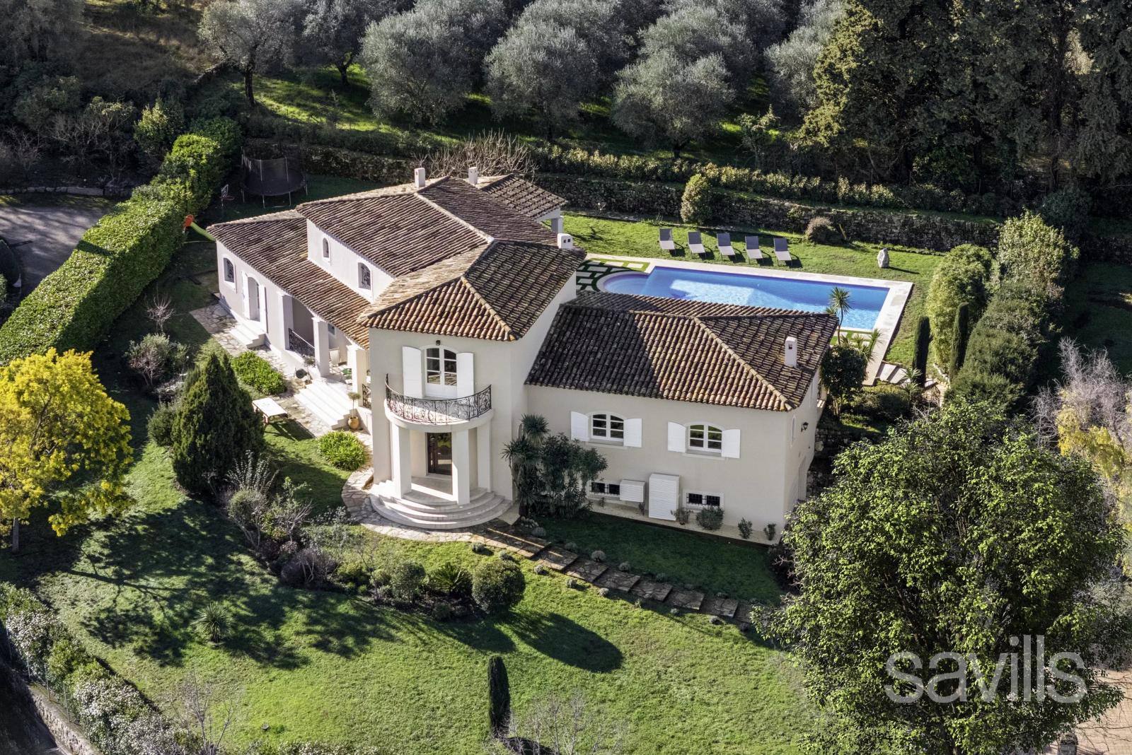 Élégance et prestige dans un domaine privé à deux pas de Valbonne