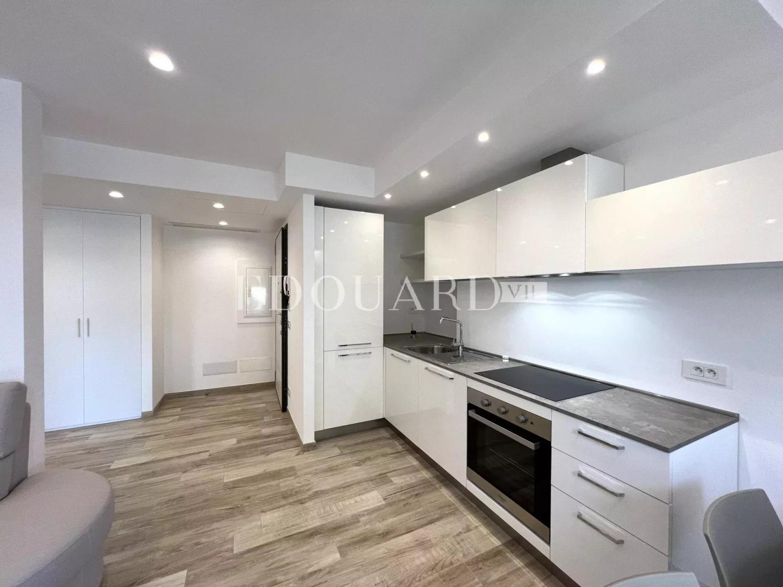 Trois pièces finement rénové avec balcon et agréable échappée mer, face à la renommée plage du Solenzara