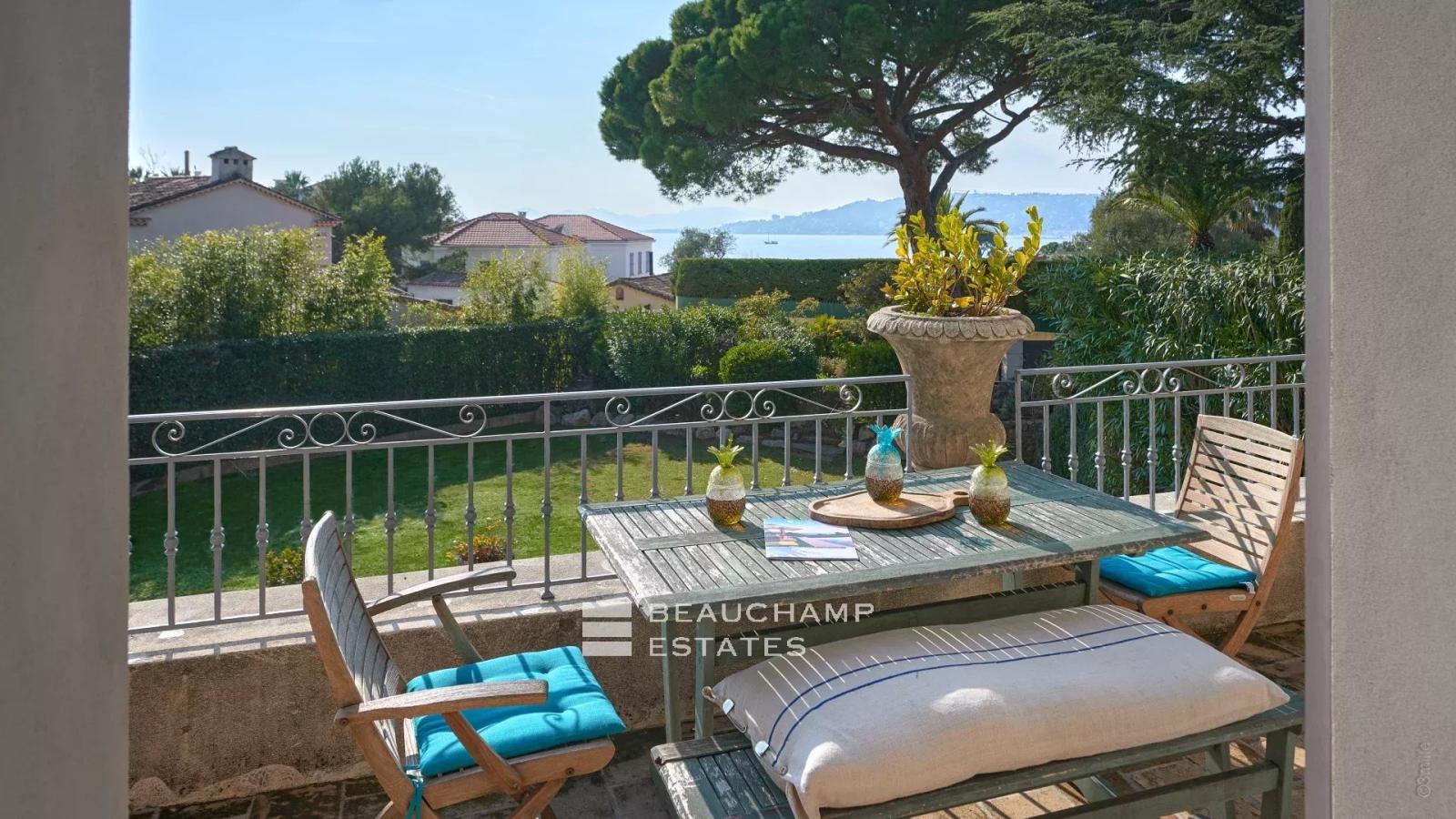 Villa avec piscine et vue mer à pied des plages et des commerces - cap d'Antibes