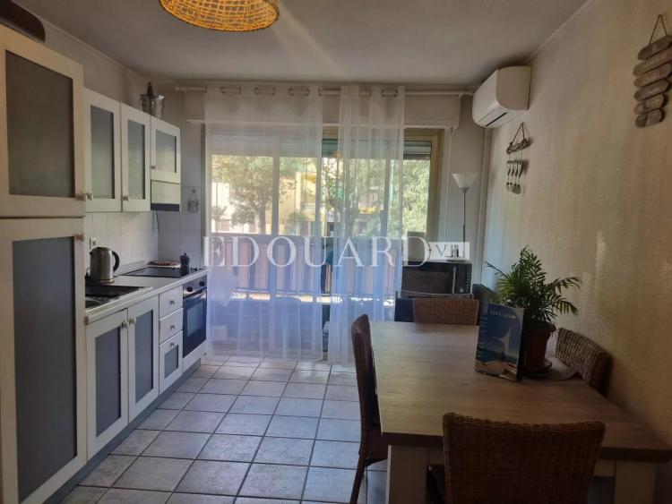 Sur la commune de Menton, à vendre en exclusivité trois pièces avec balcon, cave et parking