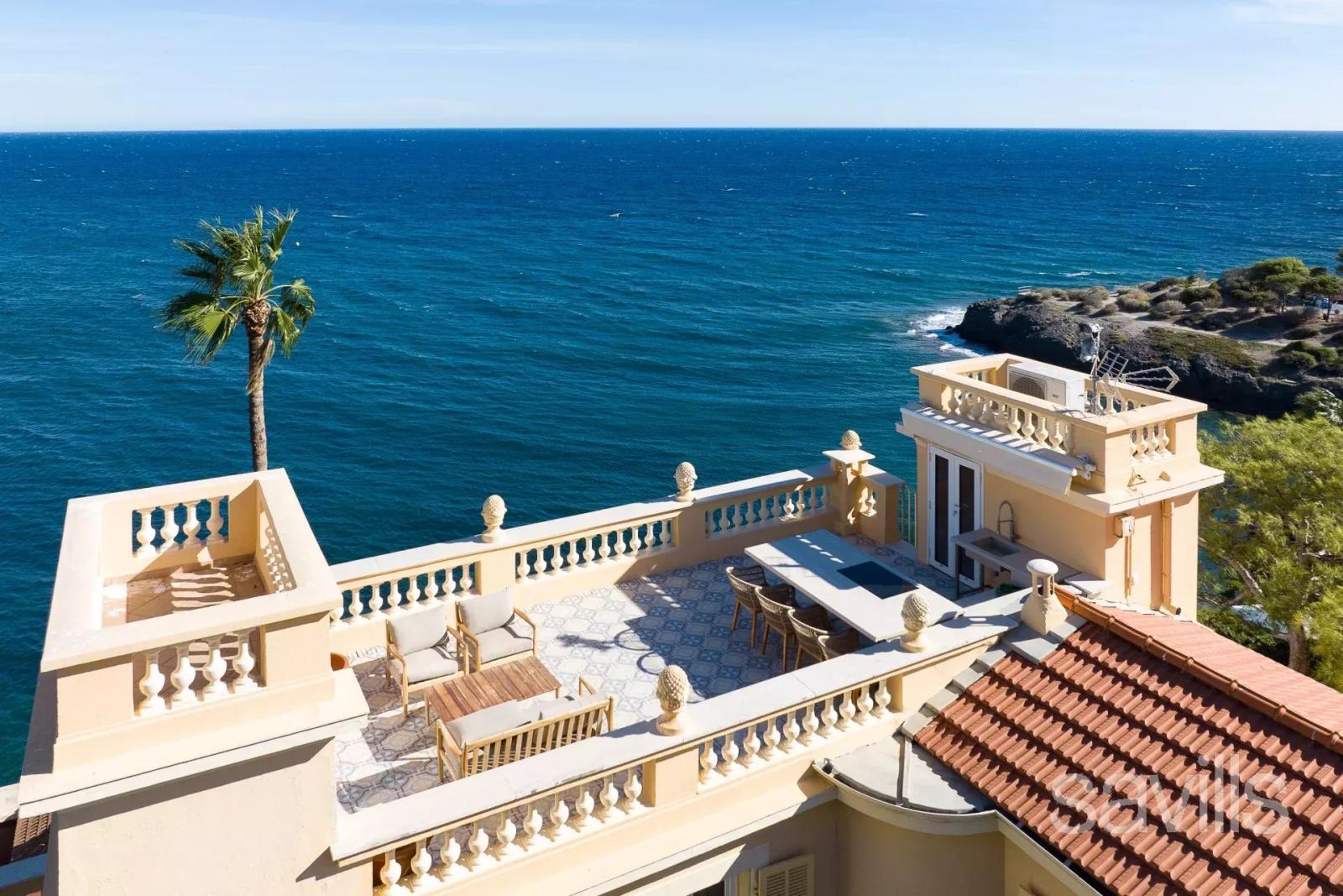 Magnifique penthouse proche de Monaco avec terrasses et vue mer