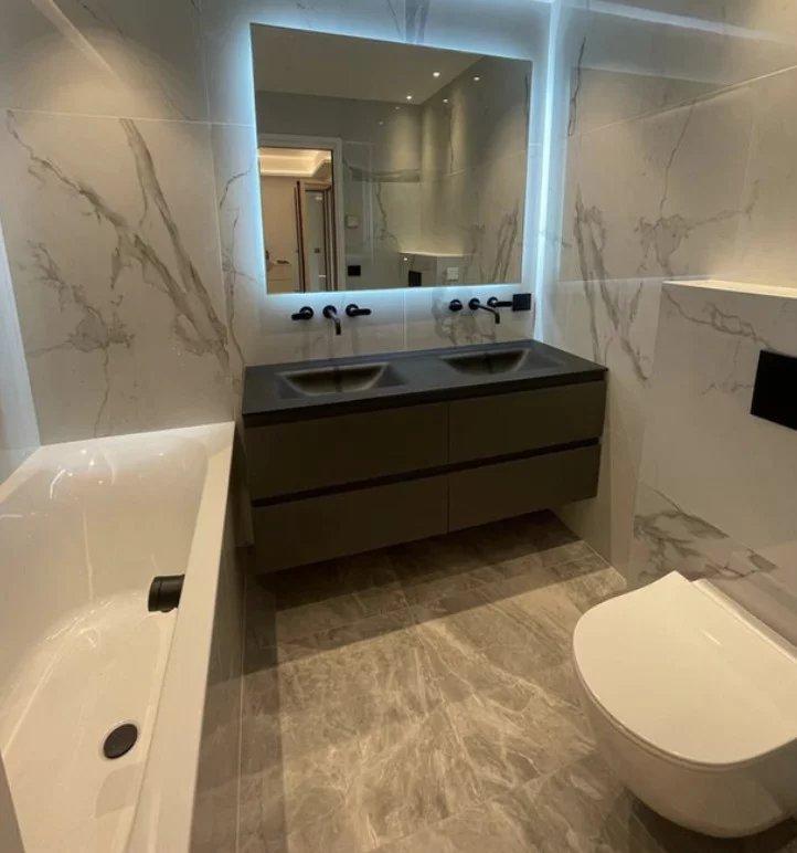 Un appartement luxueusement rénové avec vue sur port de Fontvielle