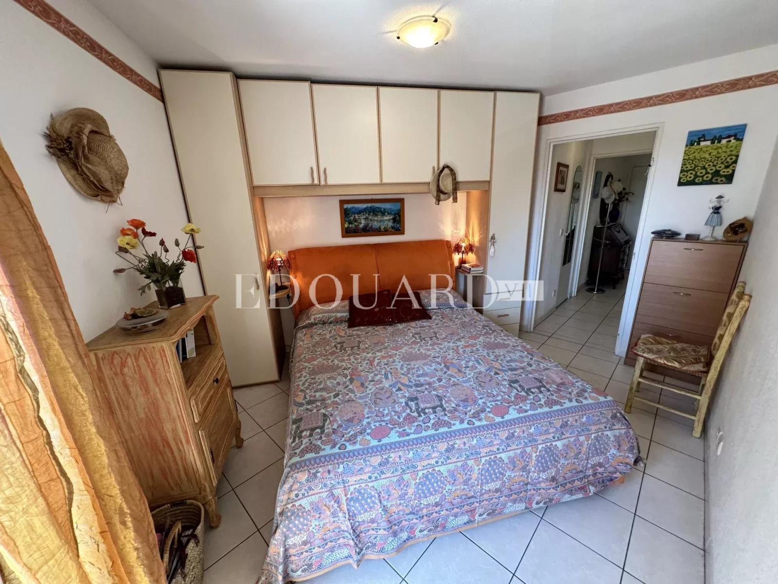 En exclusivité deux pièces en très bon état avec terrasse et cave, au troisième étage d’un immeuble récent