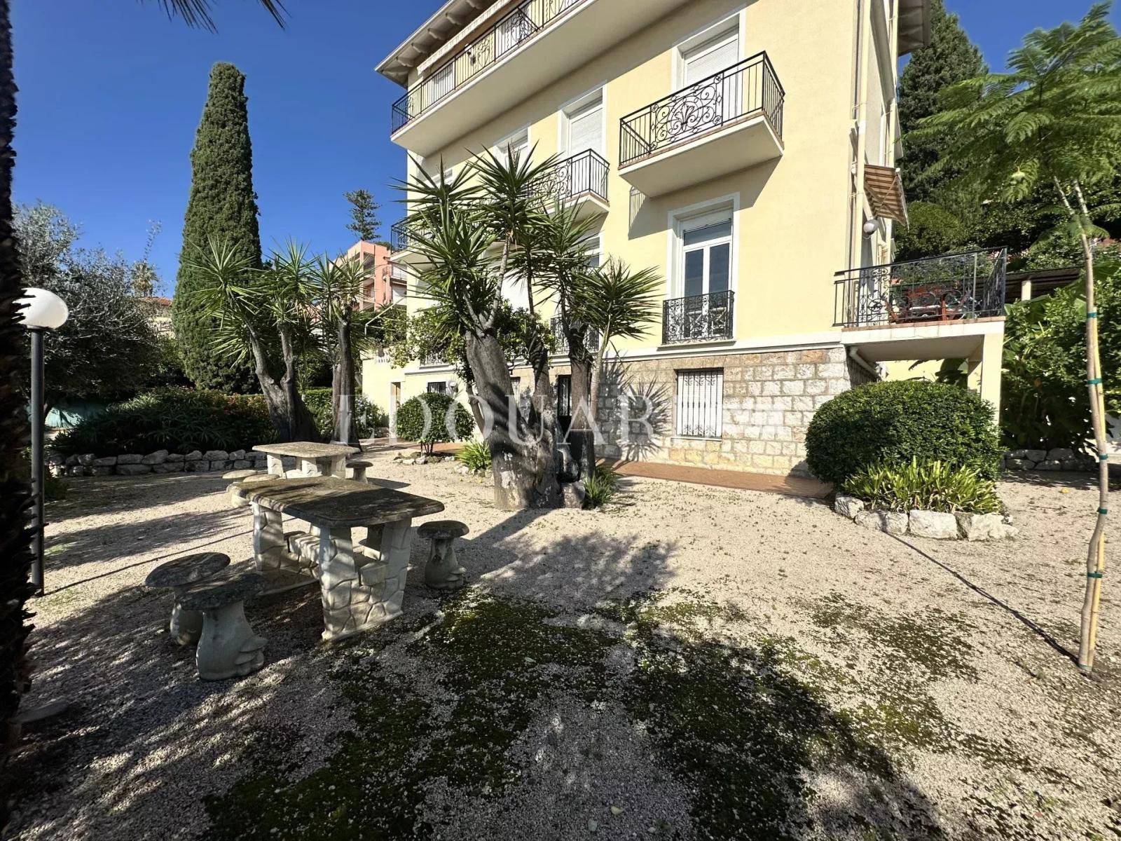 En exclusivité deux pièces avec terrasse et vue panoramique, au cœur du splendide quartier de Garavan