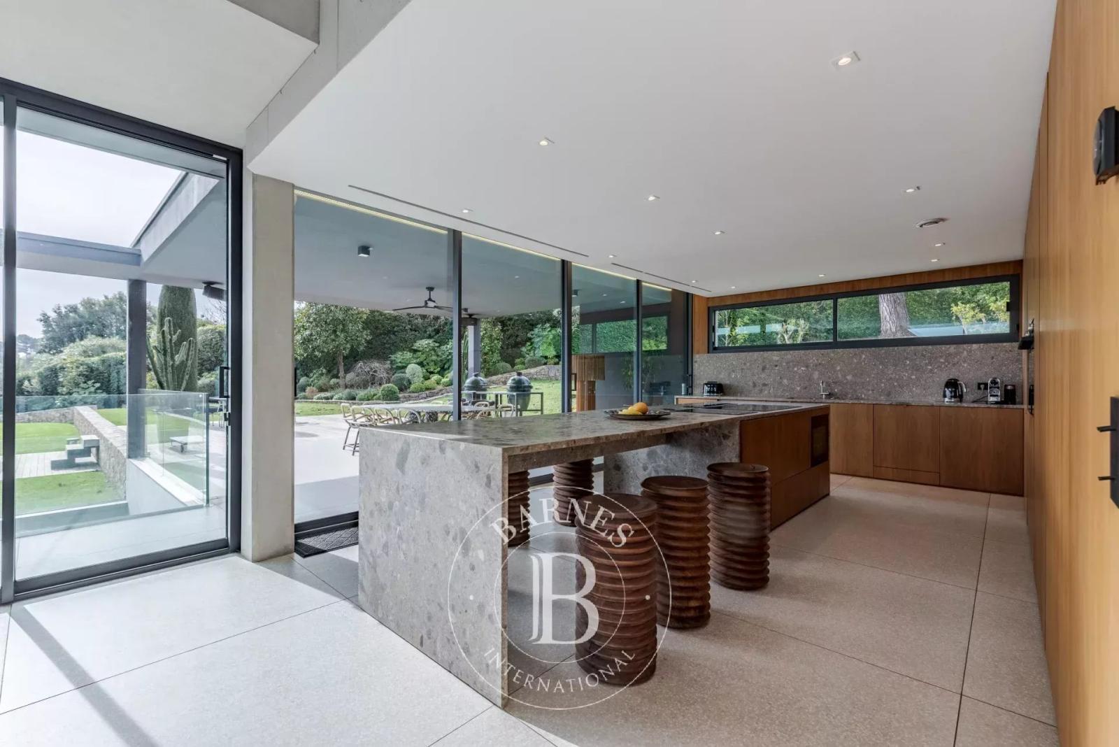 Entre Cannes et Nice - Domaine fermé - Contemporaine d’exception - Vue mer