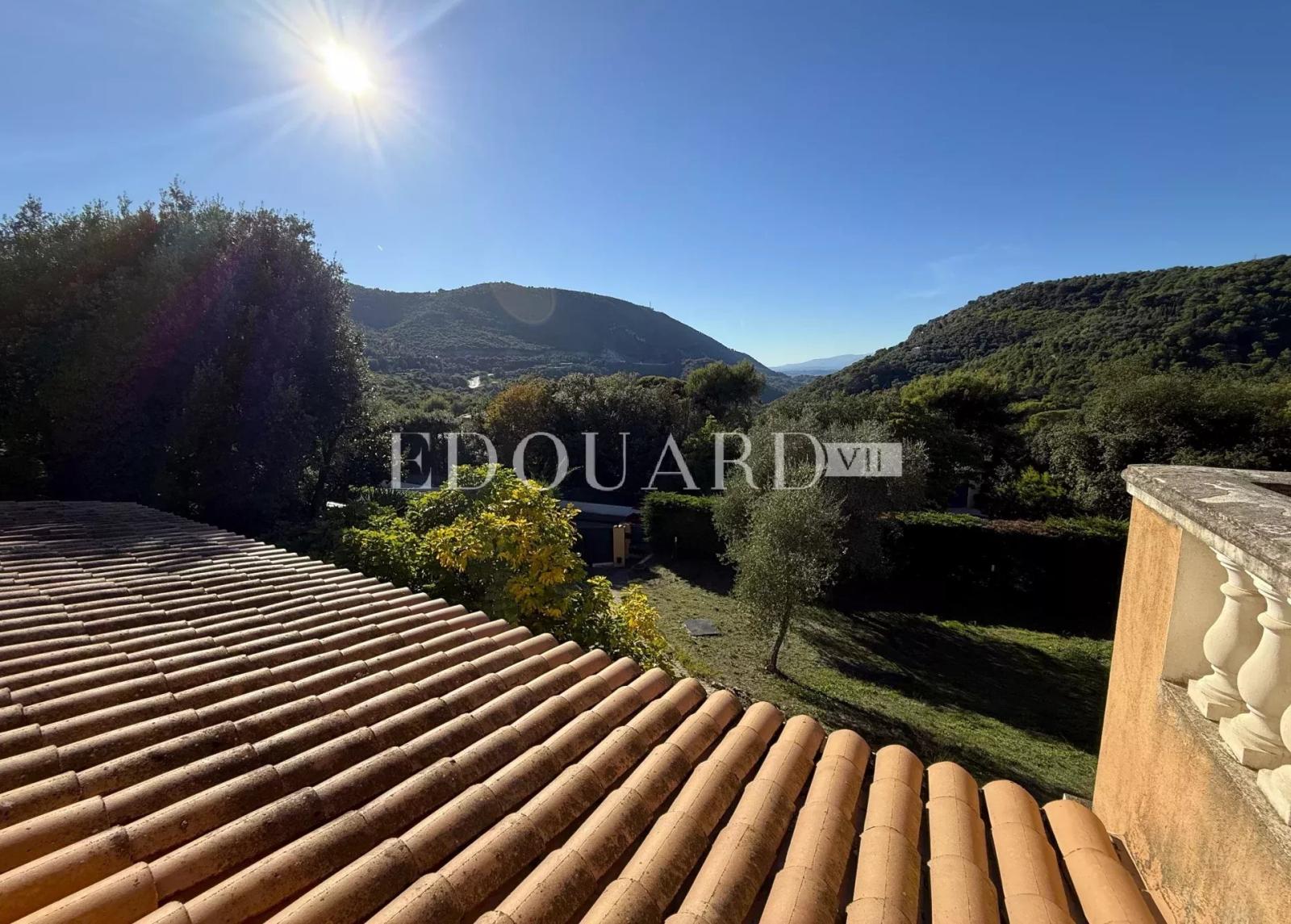 Dans un domaine privé proche de La Turbie, à vendre villa présentant un potentiel important