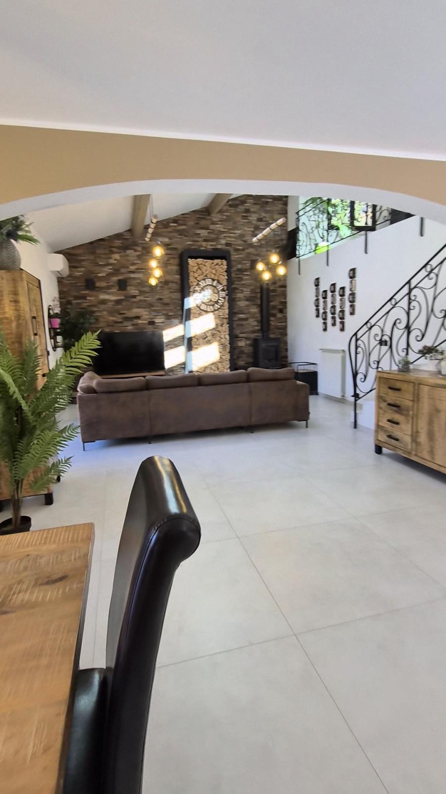 Roquefort-les-Pins – Villa rénovée de 208 m² avec piscine chauffée et jardin