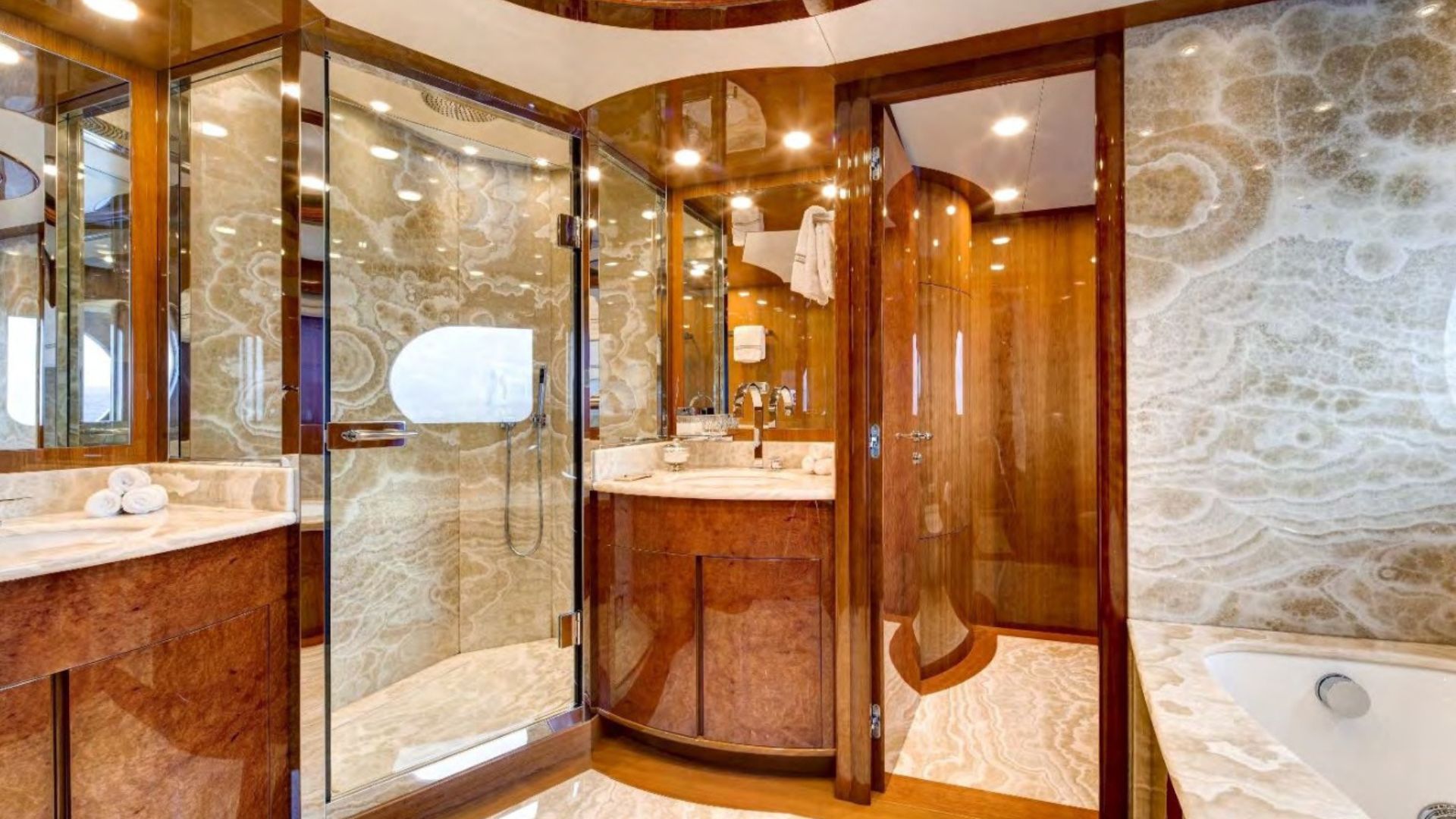 9C5FA_yacht_sales_bath.jpg
